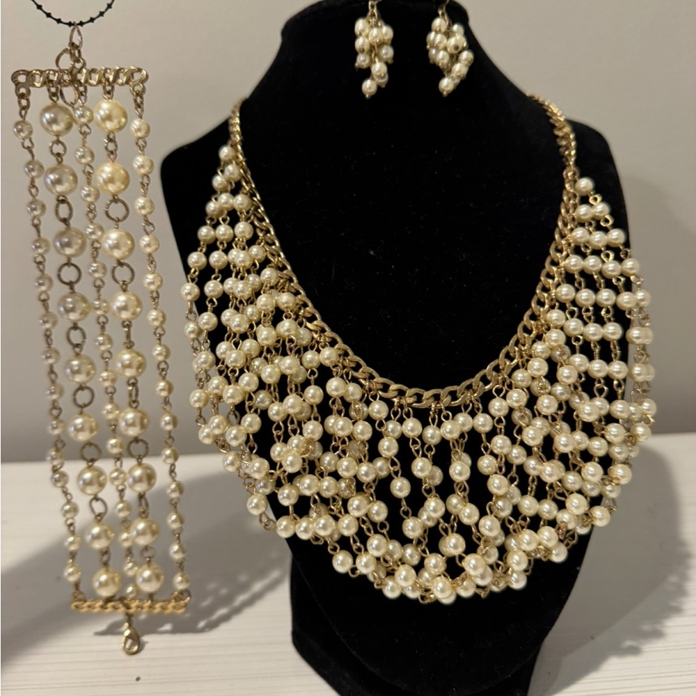 Elegant Gold tone and Cream Pearl Jewelry Set